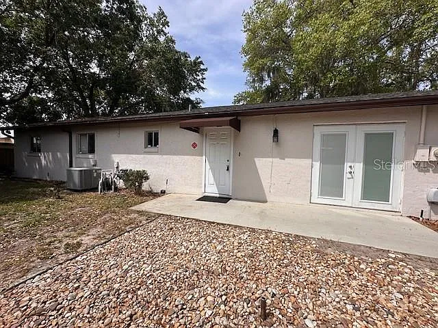 542 E Caroline St — Photo 2