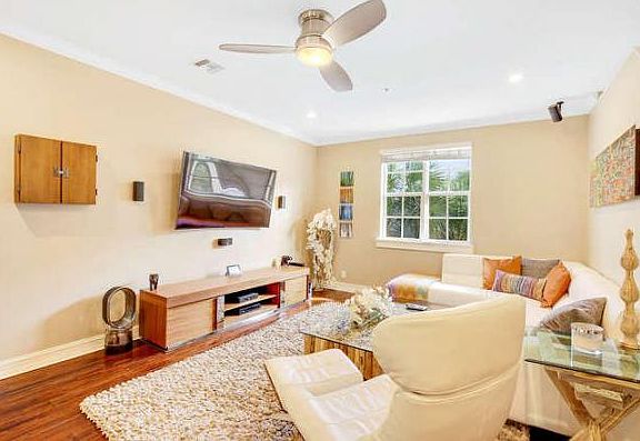 Home For Sale In Mallory Square