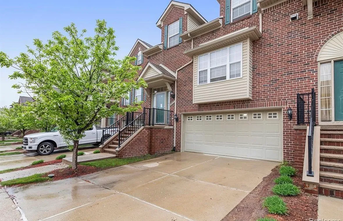 3 bed, 2168 sqft, $1,946 — Photo 2