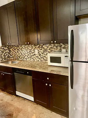 Rented by Halvatzis Realty | media 18