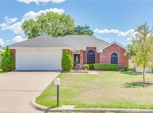 215 Arthur Dr, Kennedale, TX 76060