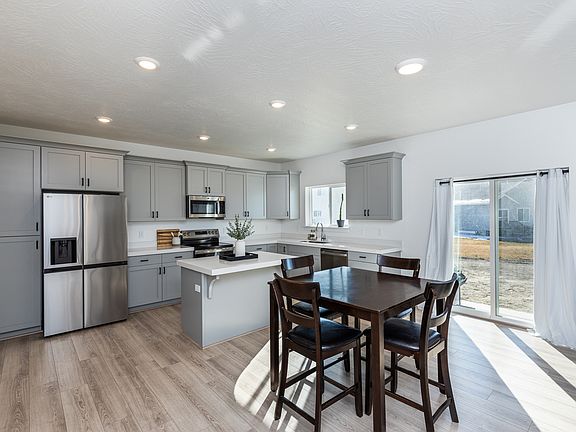 5th image of 1068 E Springwater Way