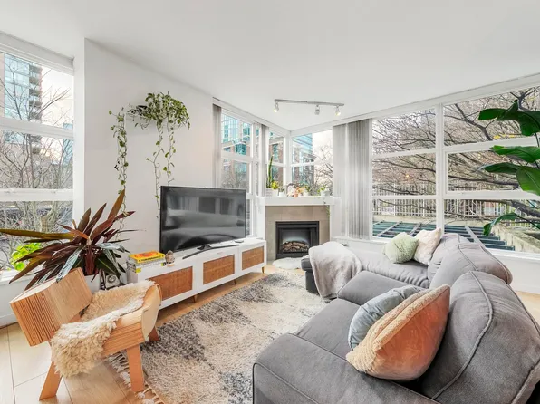 189 National Ave #205, Vancouver, BC V6A 4L8