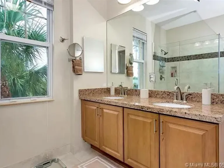 583 NW 35th Pl — Photo 11