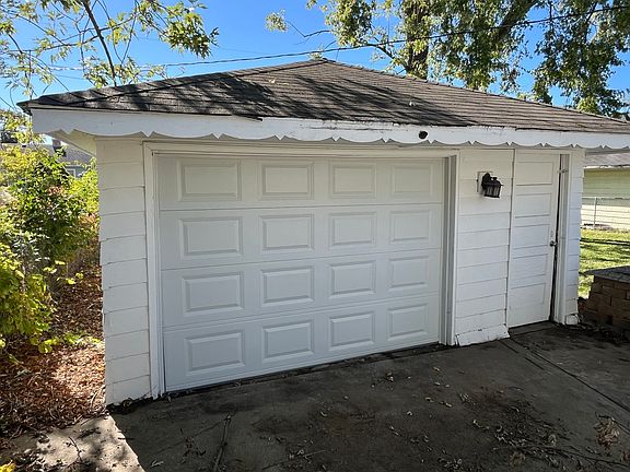 5th image of 623 E 162nd Pl