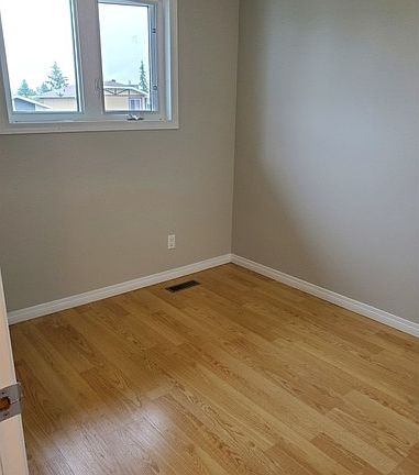 2nd image of 16 McNabb Cres