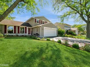 905 Stonehurst Dr, Roselle, IL 60172