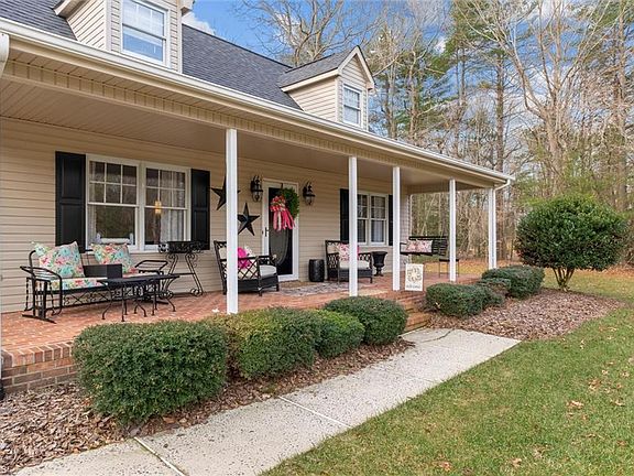 3rd image of 393 Tanglewood Dr