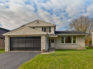 810 N Burning Bush Ln, Mount Prospect, IL 60056