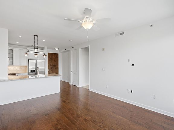 4th image of 200 Manufacturers Rd APT 619