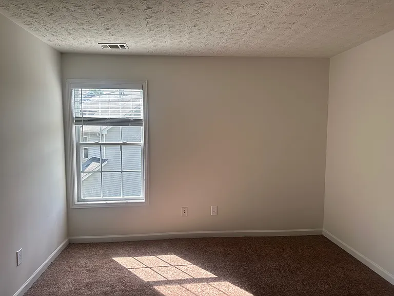 2065 Manhattan Pkwy — Photo 26