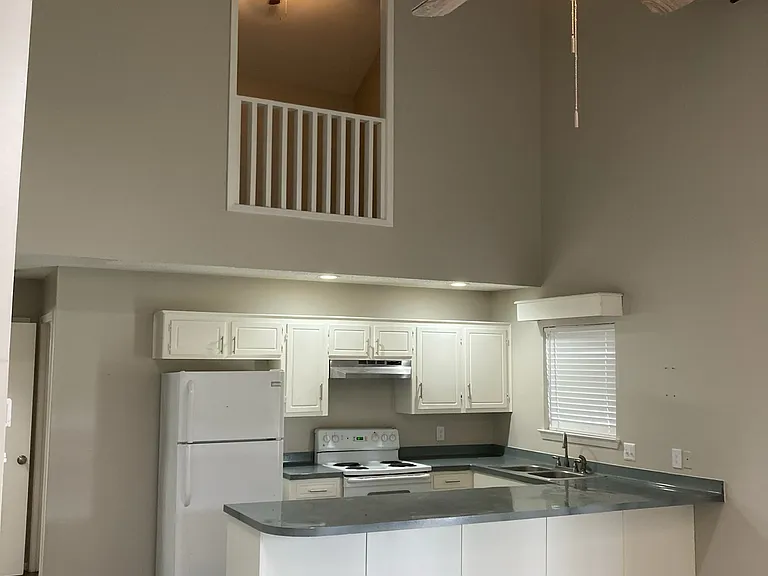 956 Creekside Dr #956 — Photo 3