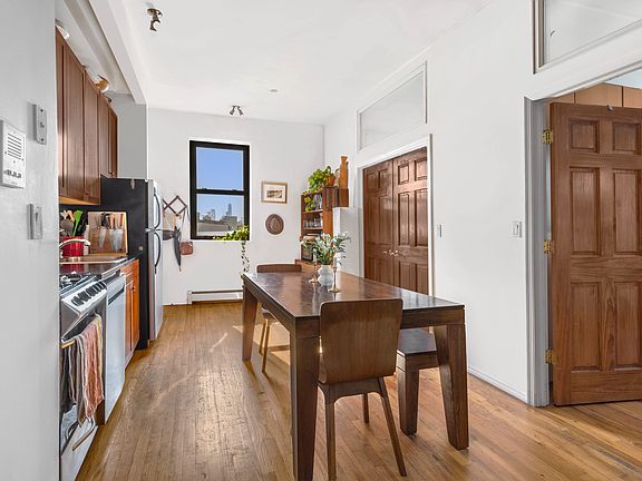 2nd image of 133 Conselyea St APT 4R
