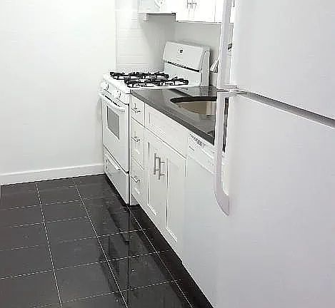 4th image of 333 E 46th St APT 4B