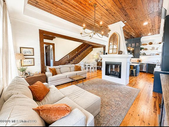 5th image of 386 1st St