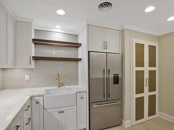 3rd image of 4040 Woodlawn Dr Unit 15