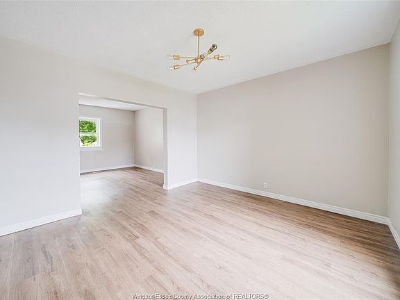 3rd image of 31 Adelaide St N