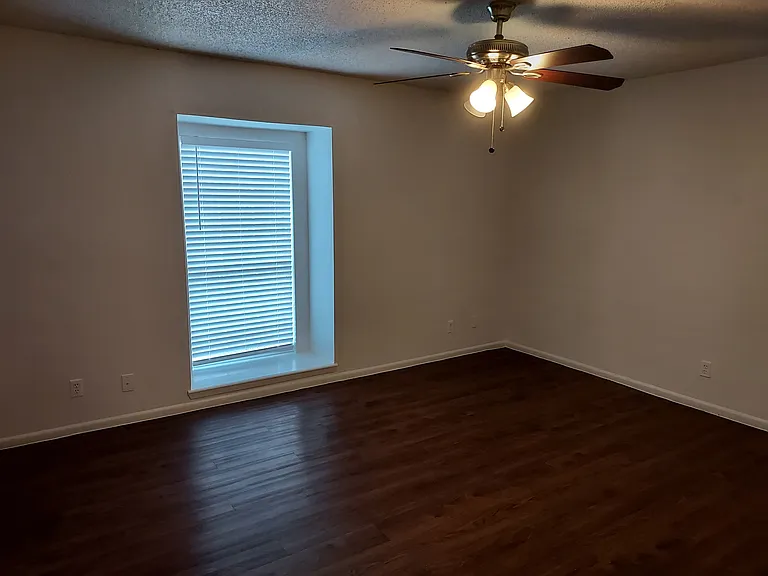 Marbach Manor Apartments — Photo 14