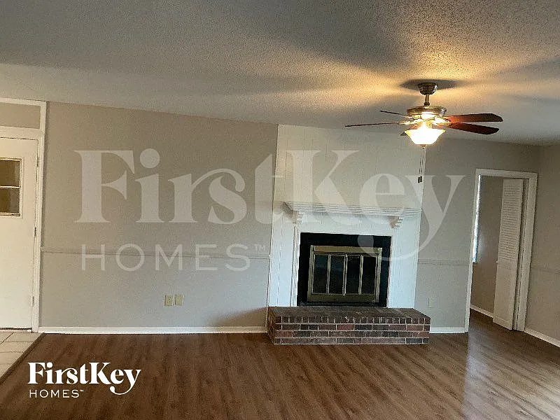 3 bed, 2.0 bath, 1335 sqft, $1,610 — Photo 2