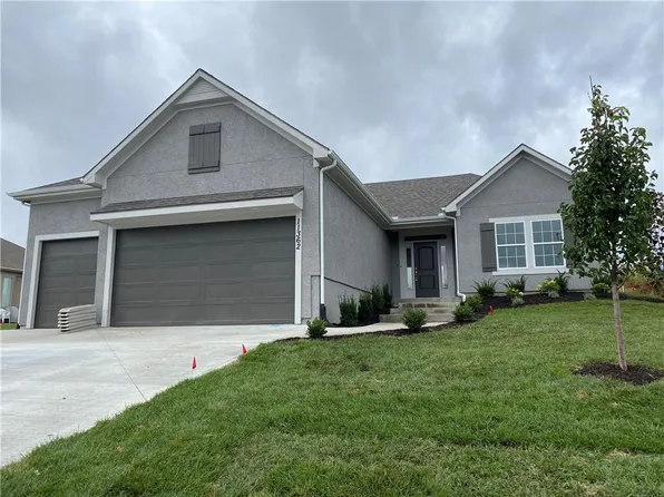 11362 S Redbud Ln, Olathe, KS 66061