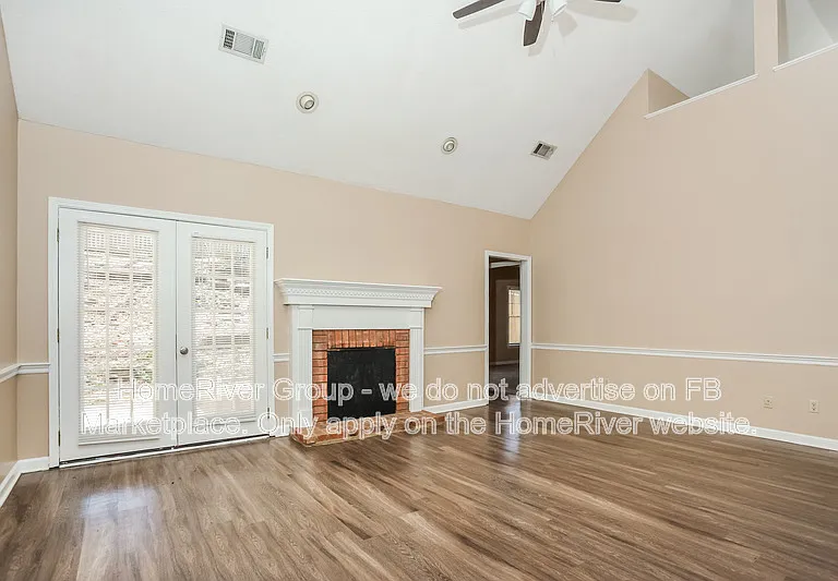 2426 Lake Edge Dr — Photo 3