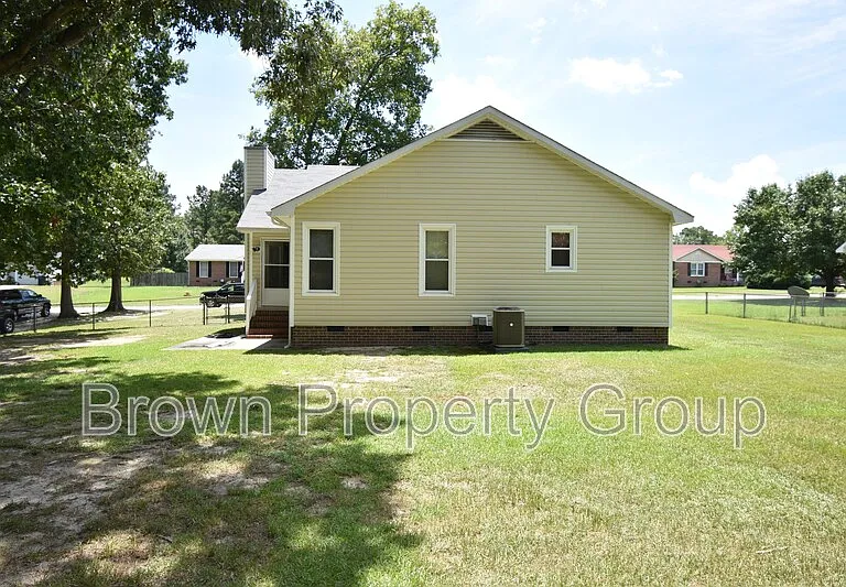 121 Sprucepine Dr — Photo 4