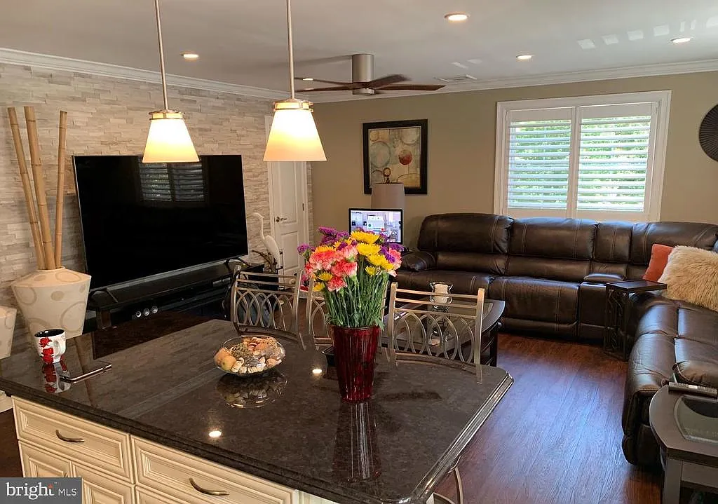2 bed, 1.0 bath, 1200 sqft, $2,600 — Photo 1