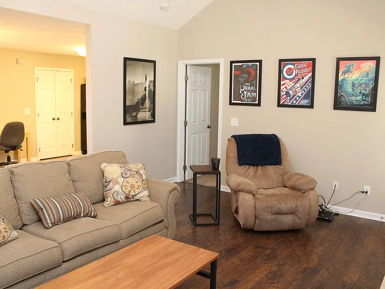 951 Sandstone Ln — Photo 7