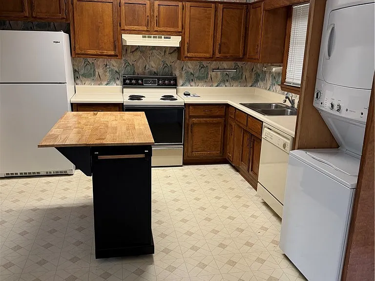 102 Barrington Dr #1 — Photo 6