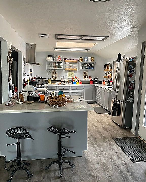 Huge beautiful kitchen 