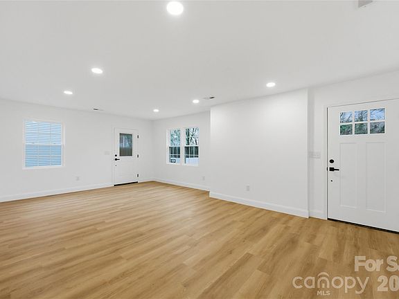 5th image of 523 Biltmore St