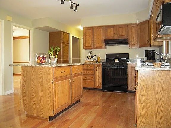 2nd image of 33565 Arlesford Dr