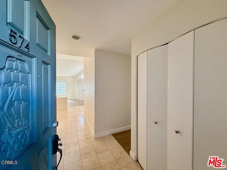 574 Island View Cir — Photo 3
