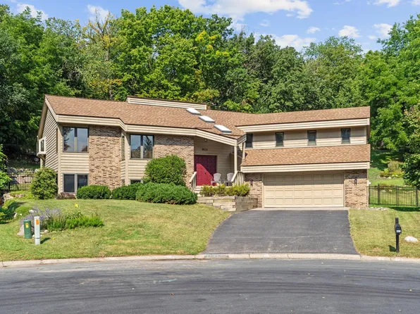 8524 Park Knoll Cir, Bloomington, MN 55438