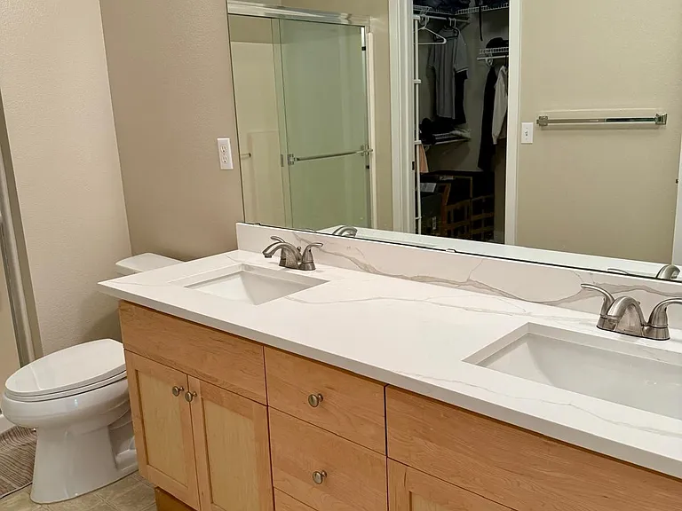 Upgraded master bath with quartz countertop