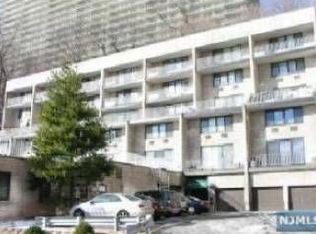 6 Massa Ln, Edgewater, NJ 07020