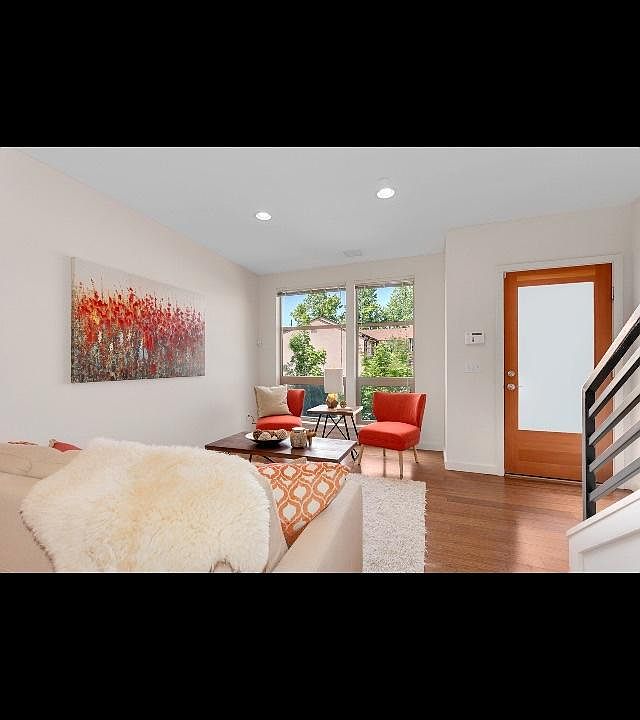 Living room. (Pic for understand house layout. Furniture not included)