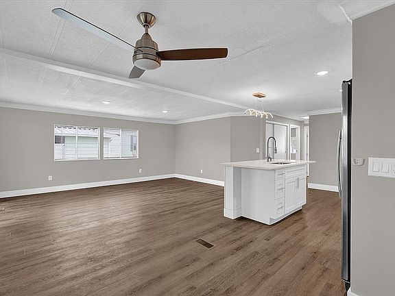 5th image of 947 Marcy Dr