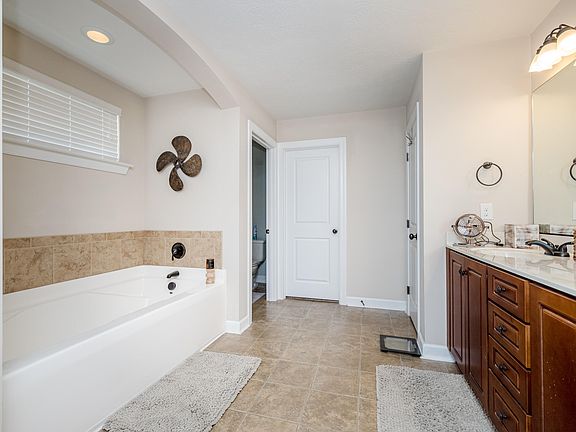 5th image of 731 Oakwood Court