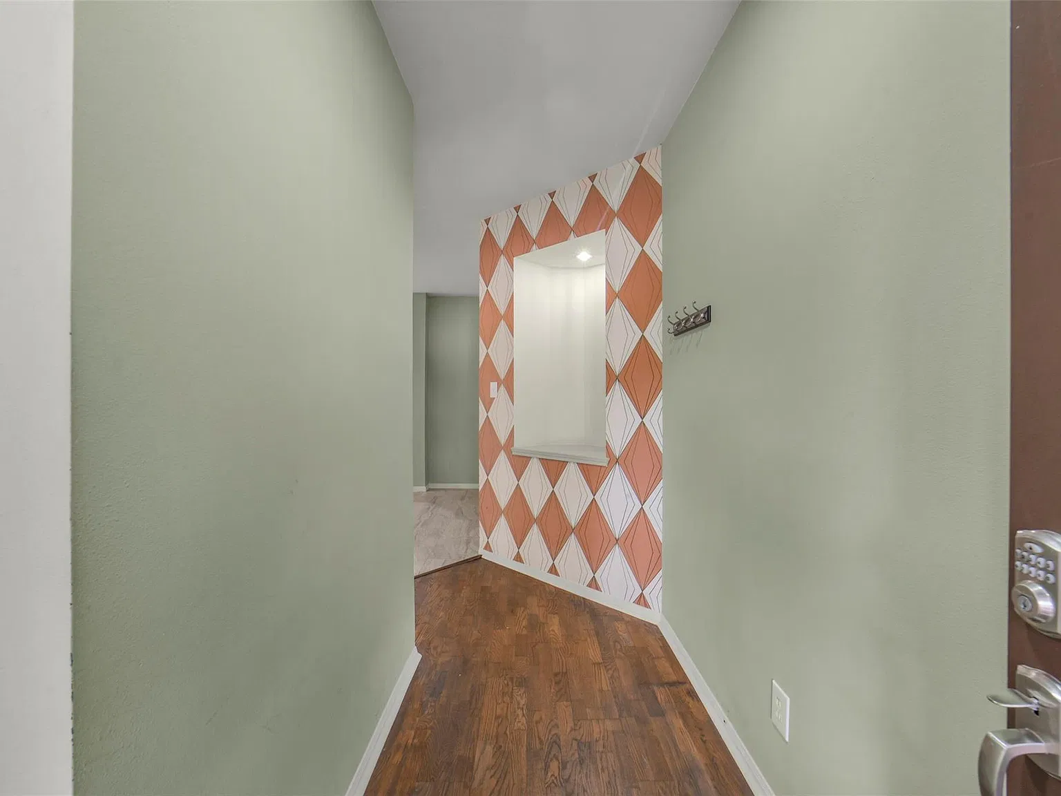 3 bed, 2.0 bath, 1526 sqft, $2,000 — Photo 2