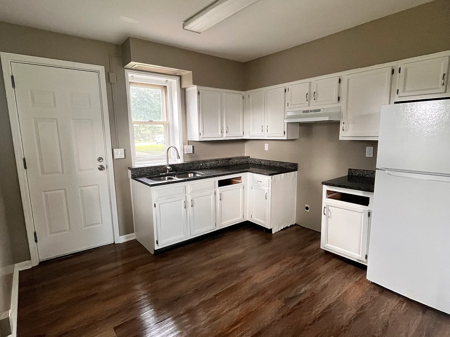 3 bed, 1.5 bath, 900 sqft, $1,300 — Photo 3