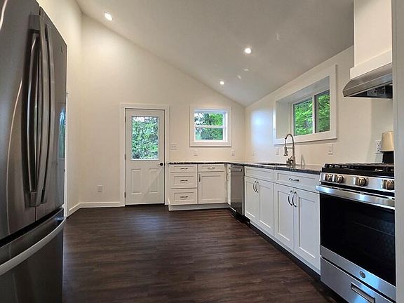 4th image of 105 Taylor St
