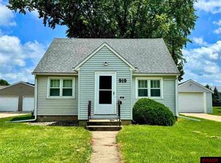 919 3rd St SW, Waseca, MN 56093