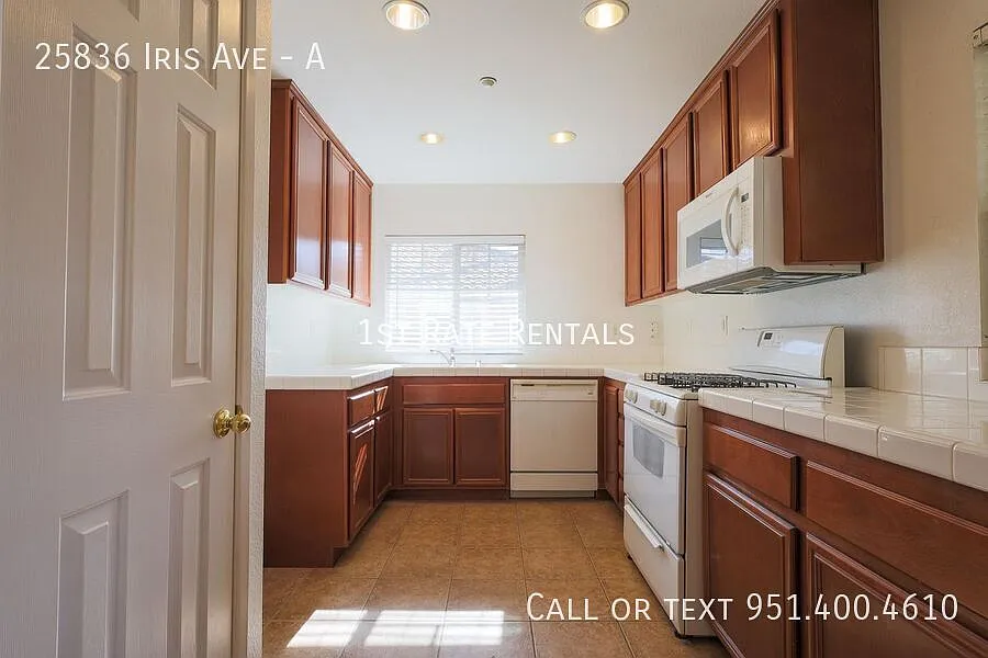 Cute Two Bedroom Condo!! — Photo 4
