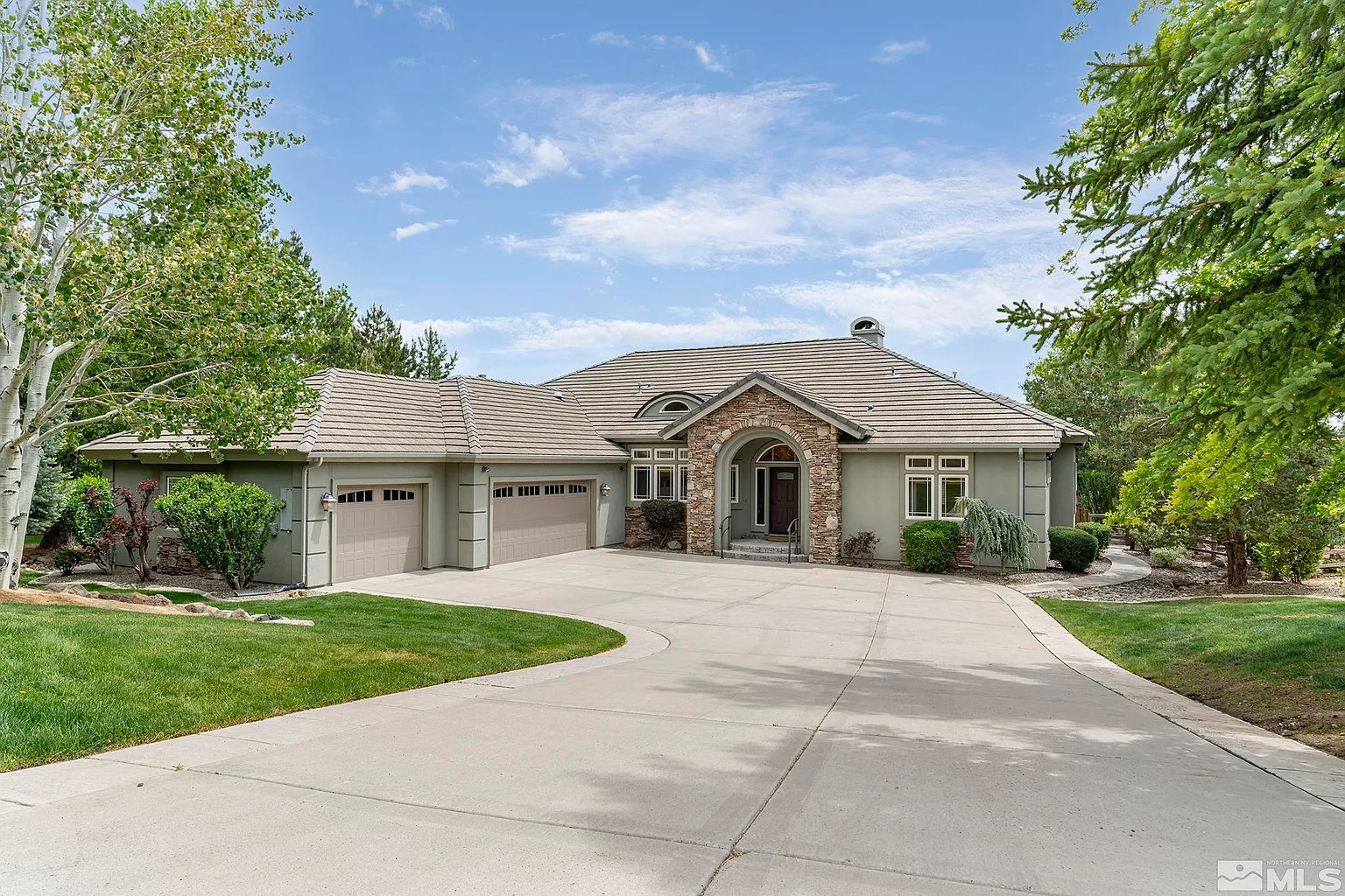 4660 Saddlehorn Dr photo 1