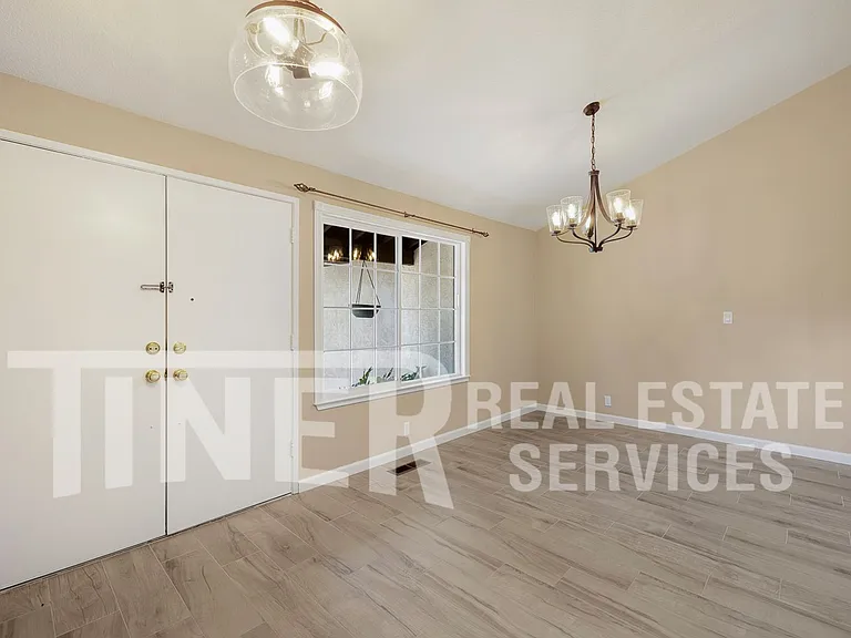 1721 Oakwood Dr — Photo 7