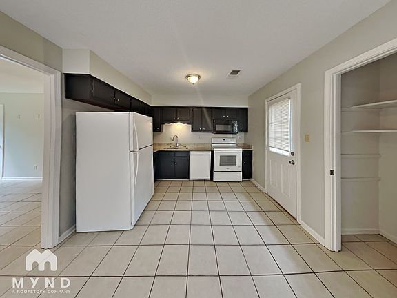 4th image of 3400 Castle Dr