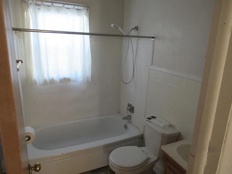 922 Broadway St — Photo 6