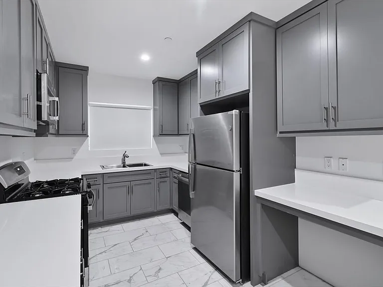 10609 S Inglewood Ave — Photo 9