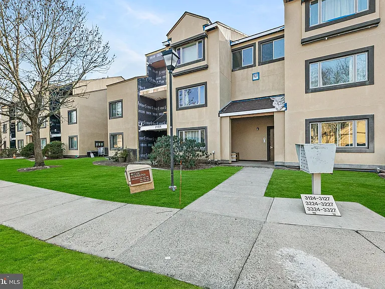 3226 Sayre Dr — Photo 13